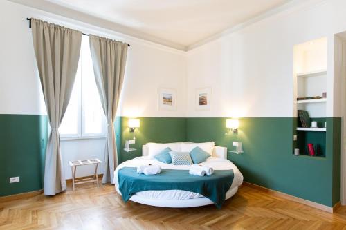 1 dormitorio verde y blanco con 1 cama grande en Lombardia40 Luxury Suites, en Roma