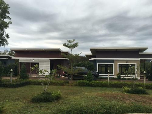 dom z samochodem zaparkowanym przed nim w obiekcie Thungchanghill Resort w mieście Nan