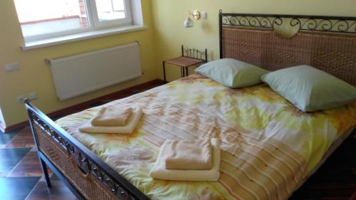 A bed or beds in a room at Klever-ok