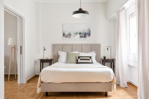 Een bed of bedden in een kamer bij Central Cozy Apartments in Plaka by UPSTREET