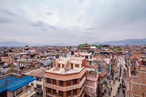 una vista aérea de una ciudad con edificios en Laxmi Niwas, en Pātan