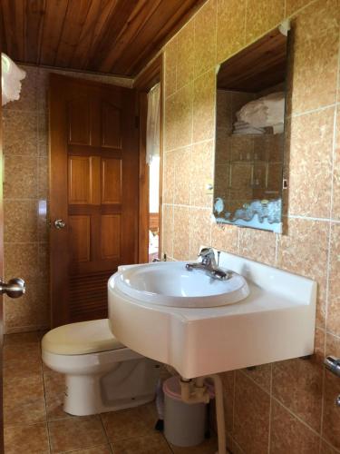 Koupelna v ubytování Yiyue Guanhe Homestay 倚月觀荷民宿