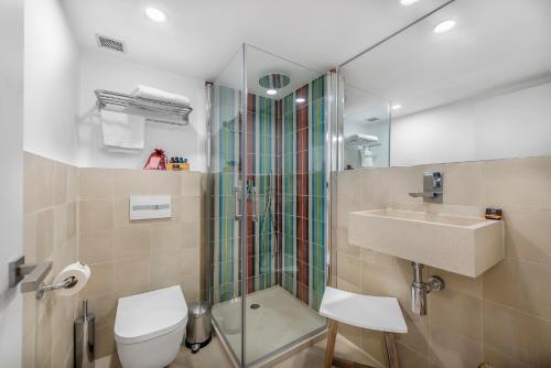 a bathroom with a shower and a toilet and a sink at Loft en Santa Catalina in Palma de Mallorca
