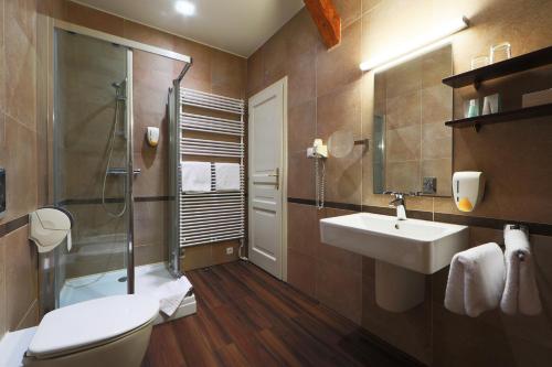 y baño con aseo, lavabo y ducha. en Ipoly Hotel Boutique Rooms & Suites, en Balatonfüred