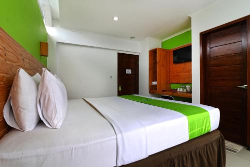 Gulta vai gultas numurā naktsmītnē Hotel Bumi Makmur Indah