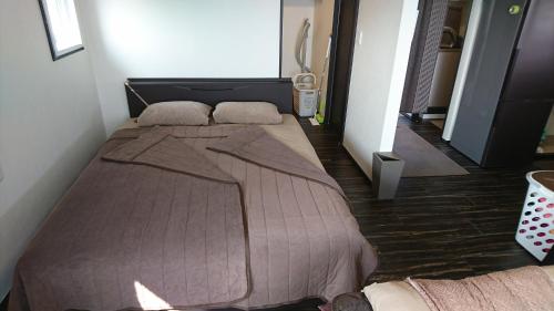 een slaapkamer met een groot bed in een kamer bij VACANCE club in Ishigaki Island
