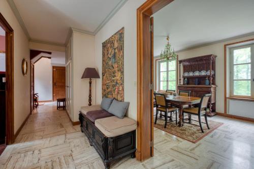 un salon avec un canapé et une table dans l'établissement Le Domaine de L'Etoile, à Paley