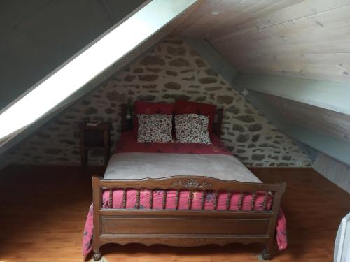 sypialnia z łóżkiem na poddaszu w obiekcie Ty Vihan w mieście Plouguerneau