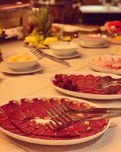 Comida en o cerca de este hotel