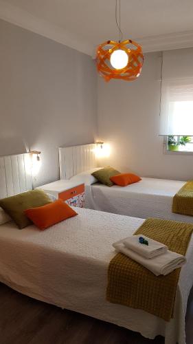 Un pat sau paturi într-o cameră la Apartamento Madrid dBA3