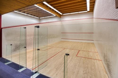 Tenis a/nebo squash v ubytování Fletcher Resort-Hotel Zutphen nebo okolí