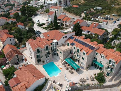 una vista aérea de una casa con piscina en Hotel Ivan Dujmović Dvori, en Bol