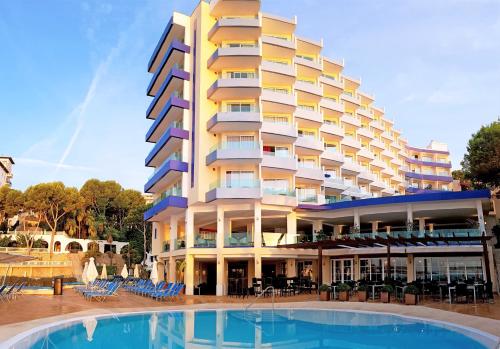 un hotel con piscina frente a un edificio en Europe Playa Marina - Adults Only, en Illetas
