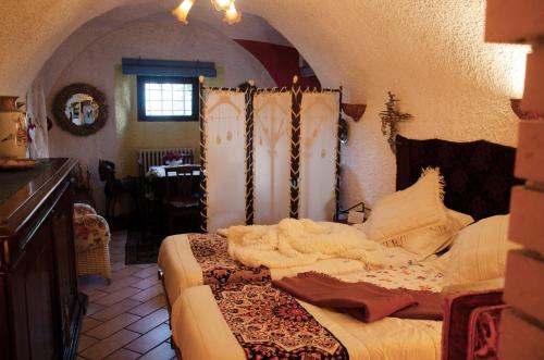 ein Schlafzimmer mit einem Bett in einem Zimmer in der Unterkunft B&B Villa Moro - Family House in Domodossola