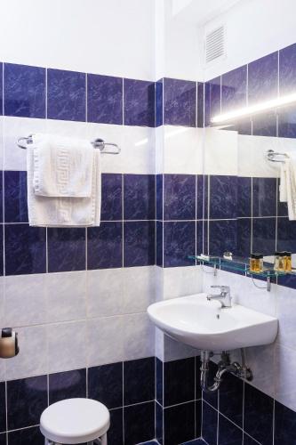 Bilik mandi di Athens Odeon Hotel