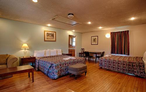 Voodi või voodid majutusasutuse Economy Motel Inn and Suites Somers Point toas