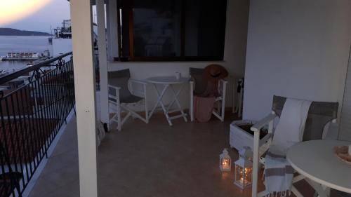 Habitación con balcón con mesa y sillas. en Vetti Rooms, en Skiathos