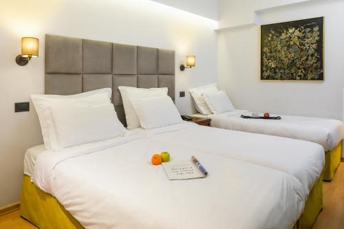Ένα ή περισσότερα κρεβάτια σε δωμάτιο στο Athens Odeon Hotel