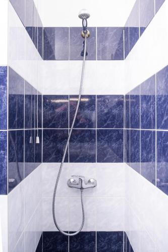 Bilik mandi di Athens Odeon Hotel