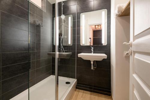 une salle de bain avec une douche en verre et un lavabo dans l'établissement Papa Riviera - Nice Old Town - 2 bedrooms, à Nice