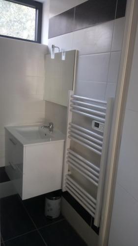 - une petite salle de bains blanche avec lavabo dans l'établissement Appartement 3 pièces 4-6 personnes, clim, terrasse et piscine, au Cap d'Agde