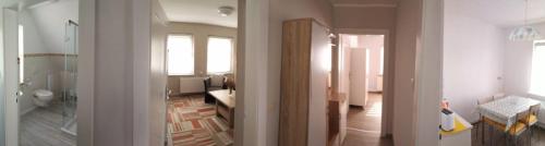 een kamer met een hal met een badkamer en een slaapkamer bij FeWo S.Scholz in Wernigerode