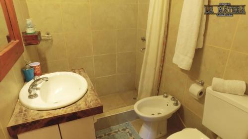 La salle de bains est pourvue d'un lavabo et de toilettes. dans l'établissement Complejo La Matera, à Colón