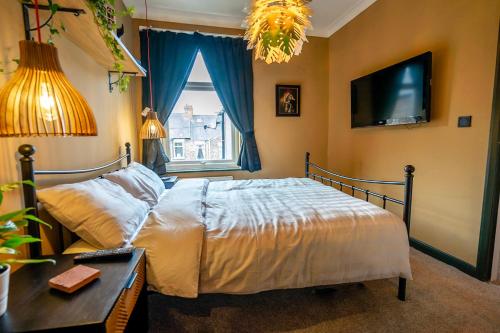 - une chambre avec un lit, une table et une fenêtre dans l'établissement The Smart 27, à York