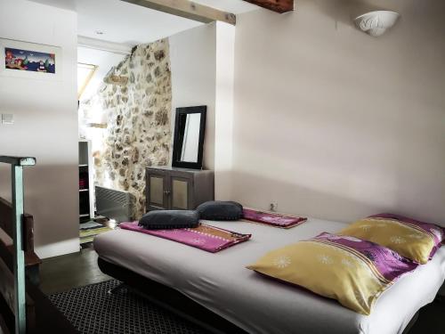 Posteľ alebo postele v izbe v ubytovaní Munroe Apartment