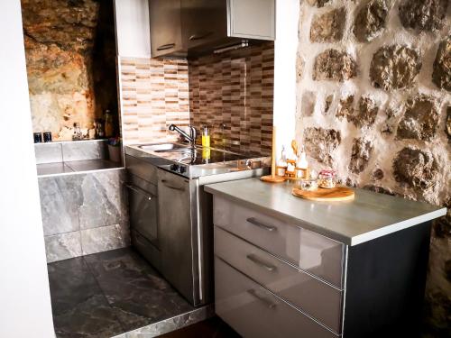 cocina con fregadero y encimera en Munroe Apartment, en Dubrovnik