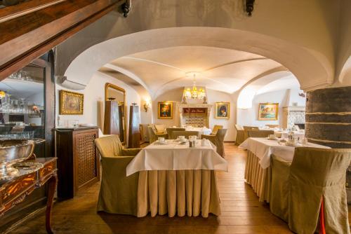 a restaurant with tables and chairs in a room at Boutique Hotel Die Swaene in Bruges