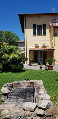 a bed in a yard in front of a house at Villa il Lauro in Pisa