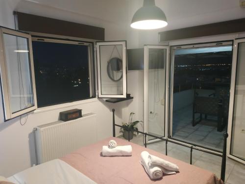 1 dormitorio con 1 cama con 2 toallas en Sea View Maisonette in Chania, en La Canea