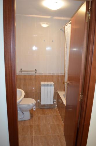 a bathroom with a toilet and a sink at Los Nietos in Briones