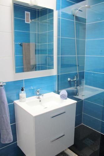 un bagno con lavandino, specchio e doccia di Casa del Sol a Morro del Jable