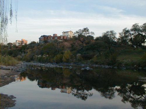 una casa in cima a una collina vicino a un fiume di El Tatu a La Bolsa
