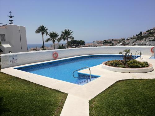 una piscina frente a un edificio en Casablanca Villas, en Nerja