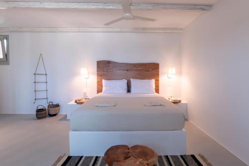 Paros Comfy Suitesにあるベッド