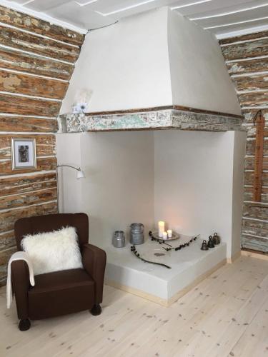 a living room with a chair and a candle at Skjeggestad Gjestehus in Ringebu