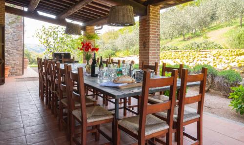 a dining room table with chairs and a tableasteryasteryasteryasteryasteryasteryastery at Farmhouse in Umbria in San Giovanni del Pantano