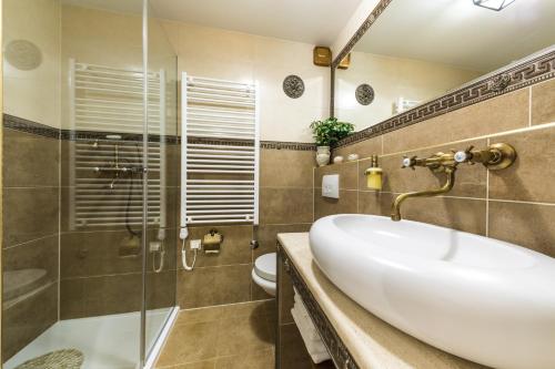 Salle de bains dans l'établissement Apartment Ave Caesar