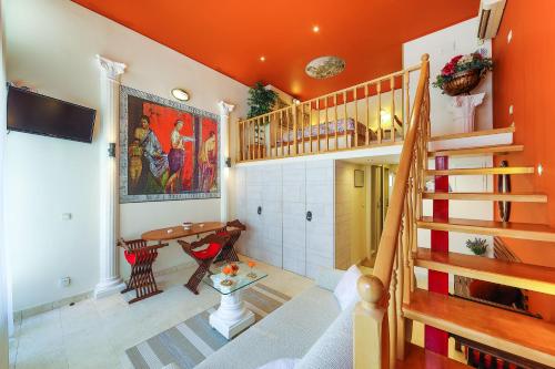uma escada numa casa com uma parede laranja em Apartment Ave Caesar em Split
