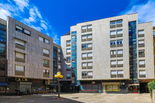 deux grands bâtiments dans une ville à ciel bleu dans l'établissement Apartment Ave Caesar, à Split