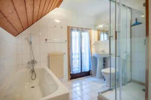 une salle de bain avec une baignoire, des toilettes et un lavabo dans l'établissement CHAMOIS D'OR 1, à Morzine