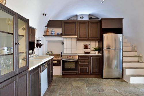 Kitchen o kitchenette sa Drymonas Heights Kythira Traditional Volto