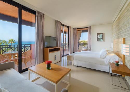 Кровать или кровати в номере H10 Costa Adeje Palace