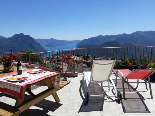 un tavolo e due sedie su un patio con vista di Home Iseo Lake a Bossico