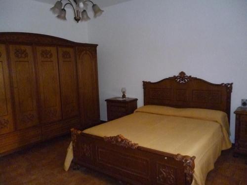 アンドラーノにあるLa Zavirnaのベッドルーム(大型ベッド1台、木製キャビネット付)