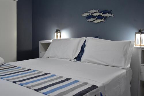 フォンダケッロにあるLa casa al mareの白いベッド(青と白のシーツ、枕付)