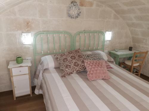 une chambre avec un lit avec des oreillers dessus dans l'établissement Casa Jole, à Monopoli